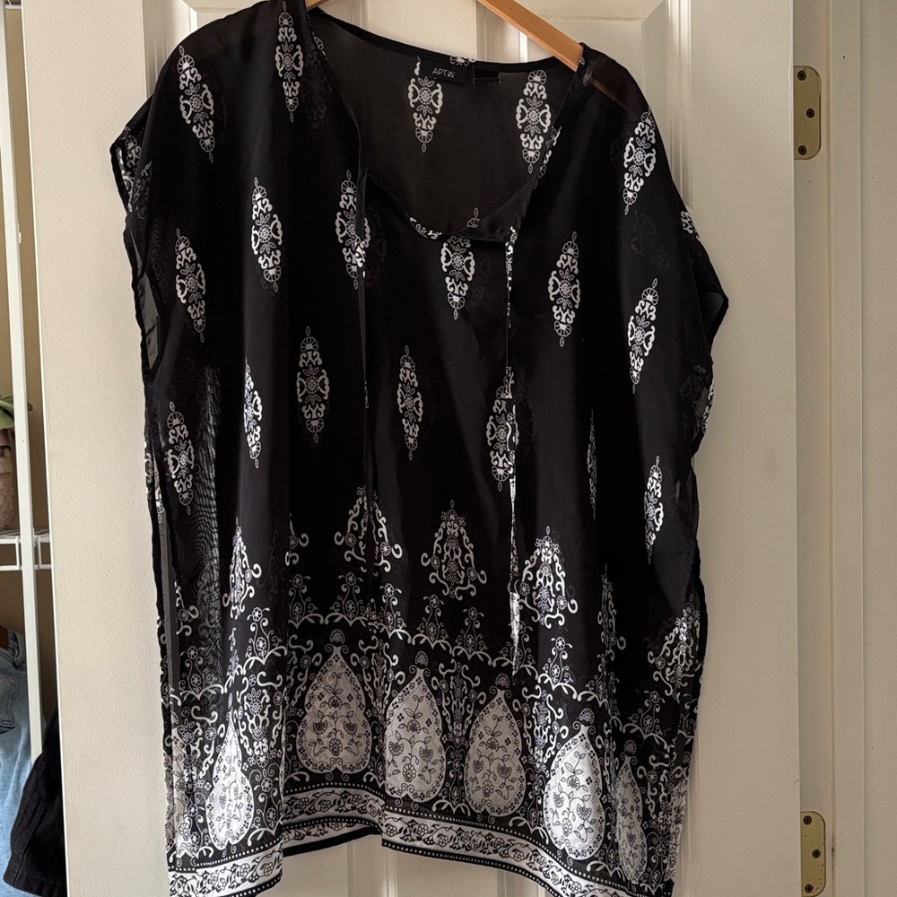 Chic Black and White Women's Swim Coverup